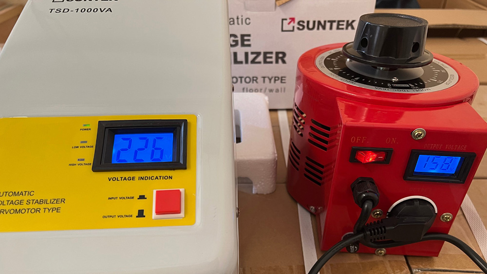 Photo review of the operation of the voltage stabilizer SUNTEK servomotor type
